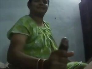 Take it on the lam Viscous Handjob Indian Desi aunty adorn come of guy